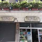 Il nostro viaggio inizia in via Nicolai, quasi ad angolo con via De Rossi, l� dove si trova la �Calzoleria Petrelli�, nata nel 1880